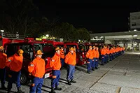 【写真】夜の訓練時に映えるモデルチェンジした消防団員たちの被服