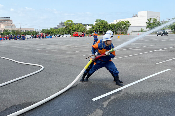 【写真】半田市消防操法大会で放水者が交替する様子