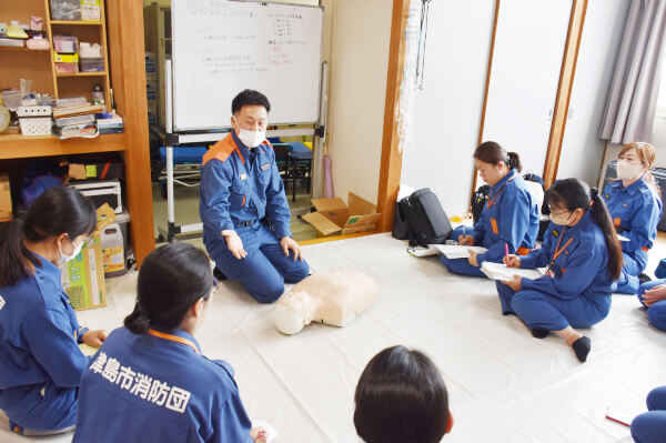 【写真】津島市消防団の女性団員の講習受講の様子