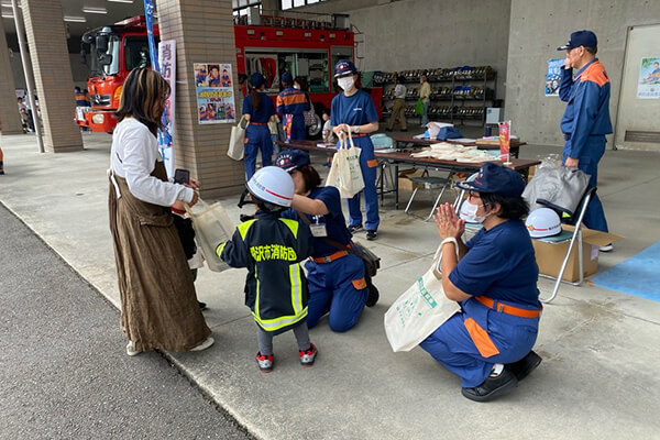 【写真】子供用防火衣着装体験