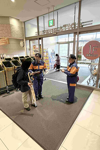 【写真】市内の大型物販店にて住宅用火災警報器設置の呼びかけ