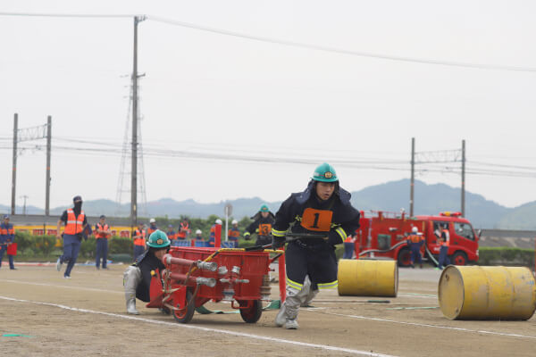 【写真】ポンプ車実戦操法の様子
