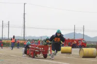 【写真】ポンプ車実戦操法の様子