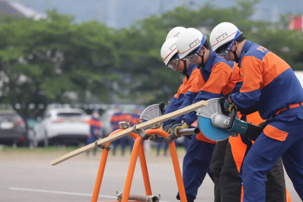 【写真】救助資機材取り扱い訓練の様子