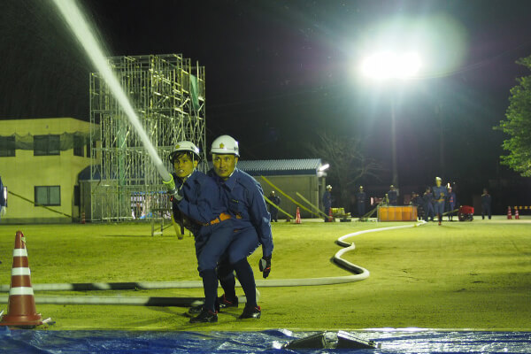 【写真】第70回愛知県消防操法大会優勝を目指して平日の夜間に訓練-2