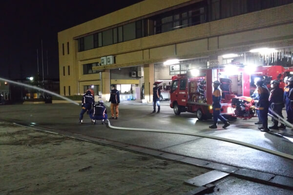 【写真】12月の火災戦闘における送水・放水時の注意点や安全管理指導の様子