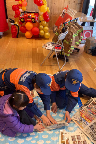 【写真】大口町消防団-新聞紙によるスリッパ作成の体験-1