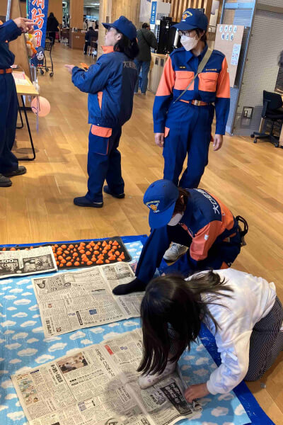 【写真】大口町消防団-新聞紙によるスリッパ作成の体験-2