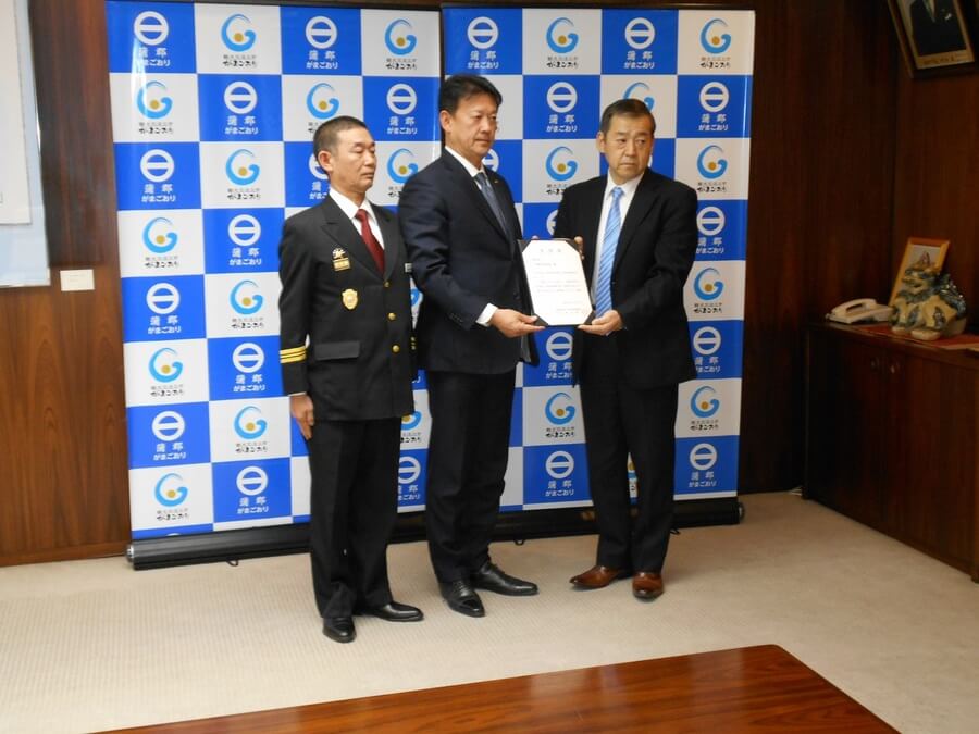 消防団防災学習・災害活動車両が交付の様子1