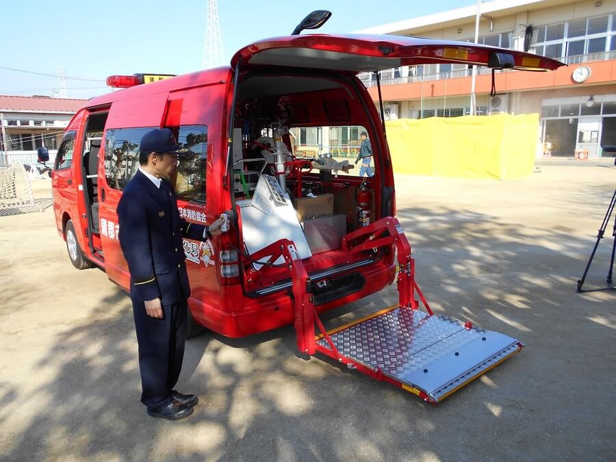 消防団防災学習・災害活動車両が交付の様子2