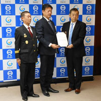 蒲郡市消防団に消防団防災学習・災害活動車両が交付されました。