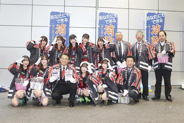 令和6年1月20日あいち消防団の日イベントで大村知事、愛知県消防協会の会長及び副会長、OS☆Uの記念写真-写真