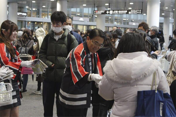 啓発グッズの配布の様子-写真