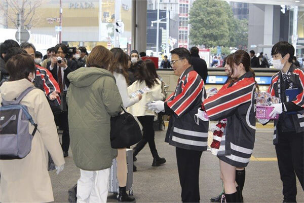 啓発グッズの配布の様子-写真