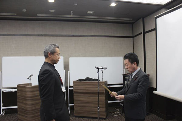 終了証授与の様子-写真