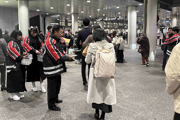 啓発グッズ配布の様子1-写真