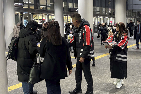 啓発グッズ配布の様子2-写真