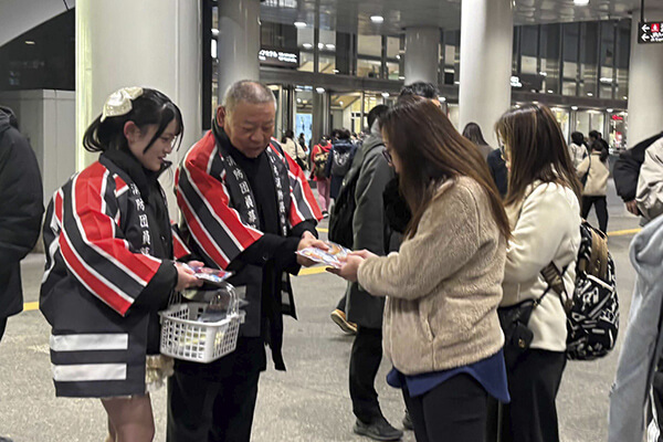 啓発グッズ配布の様子3-写真